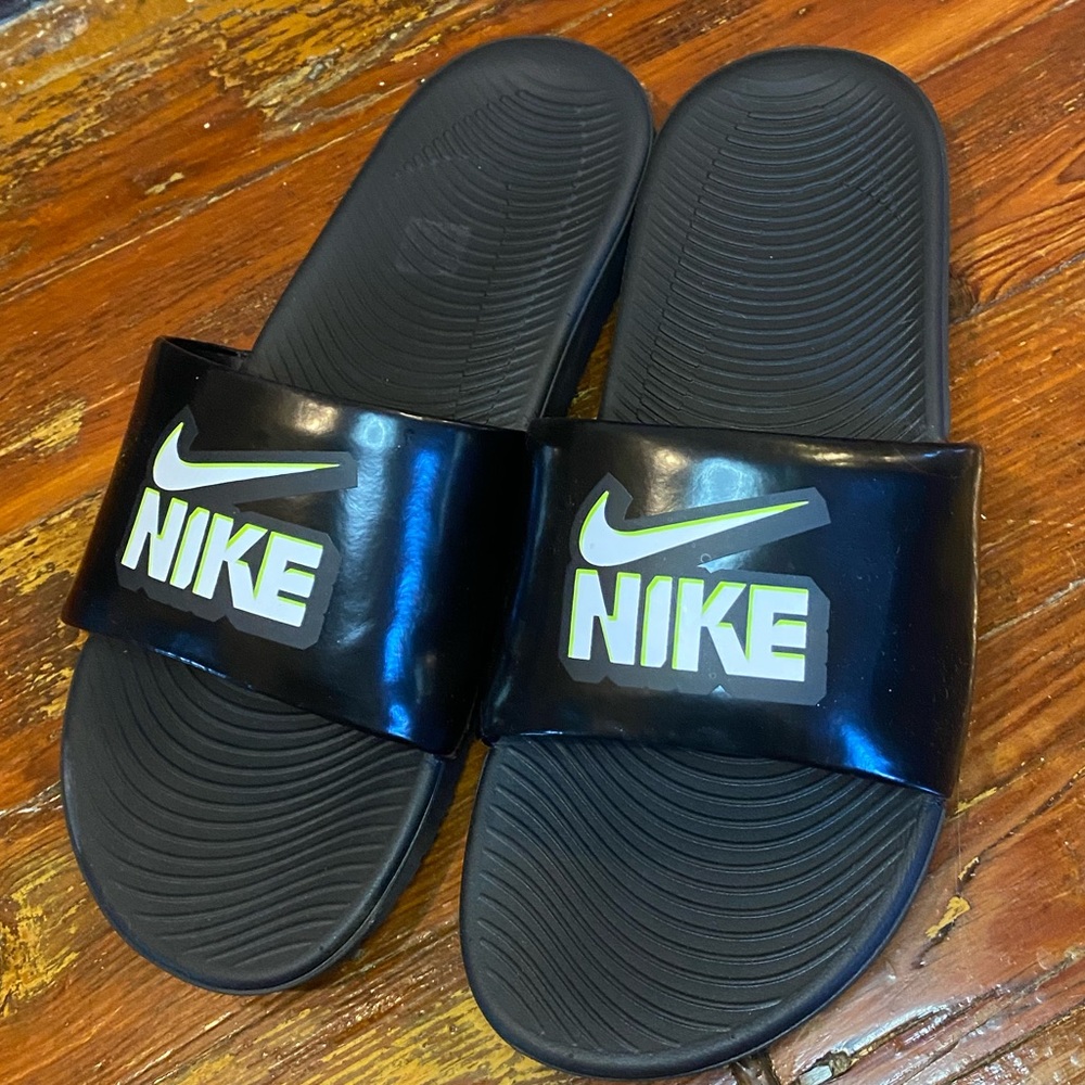 Nike Kawa Slides! Youth size 6, Women’s 7.5